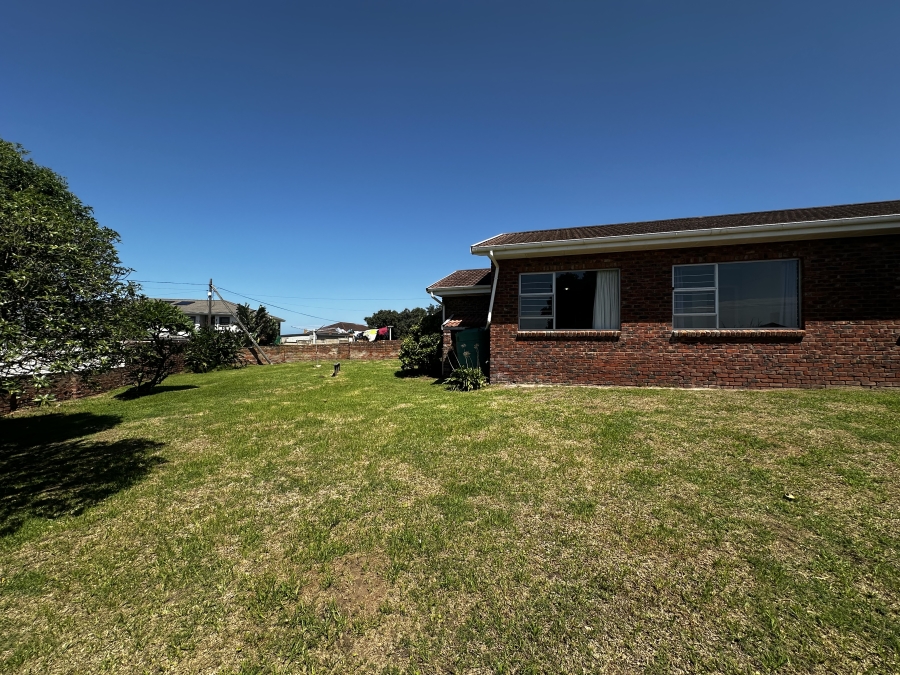 To Let 4 Bedroom Property for Rent in Winterstrand Eastern Cape